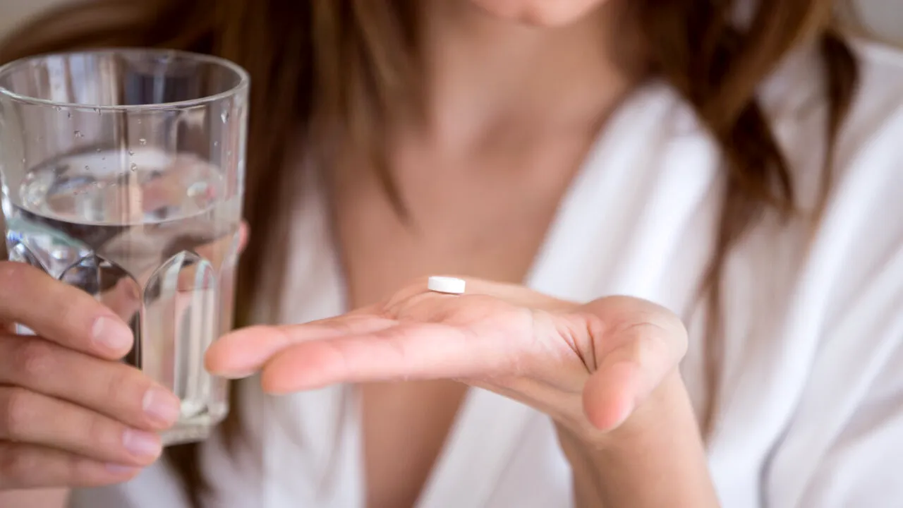 Greșeală periculoasă. Care sunt medicamentele eliberate fără prescripție medicală pe care nu ar trebui să le amesteci cu alcool