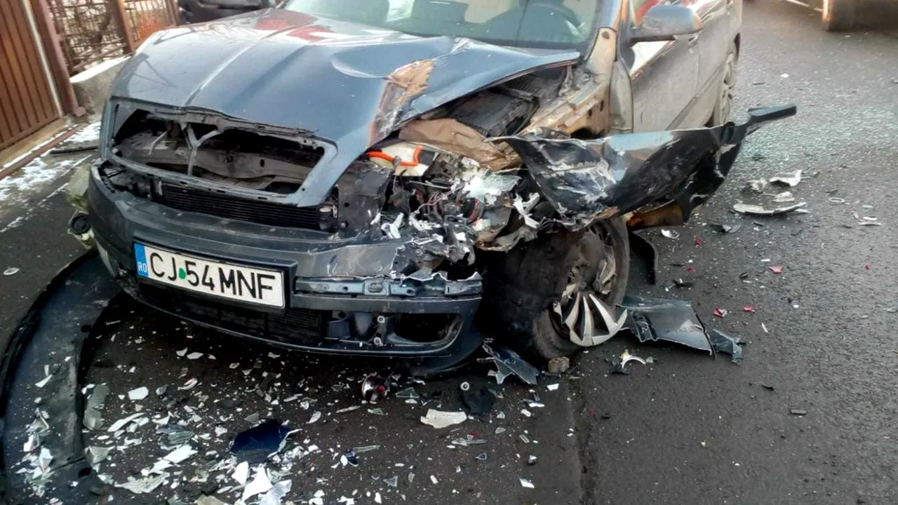 Patru persoane au fost rănite după impactul dintre două mașini pe o stradă din Cluj-Napoca
