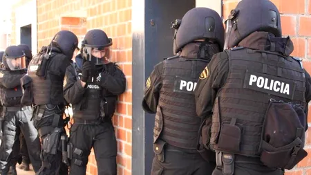 53 de români care furau cabluri de cupru, arestați în Spania