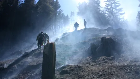 Un elicopter al MAI a început acțiunea de stingere a incendiilor din Masivul Făgăraș