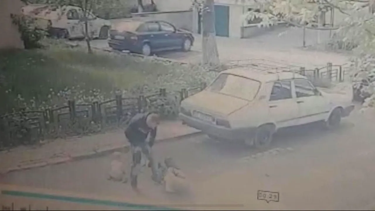 PIATRA NEAMȚ. Bătrână bătută și tâlhărită în plină stradă. Femeia ținea de mână un copil mic, când a fost atacată (VIDEO)