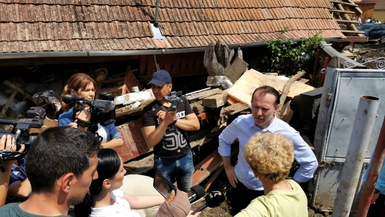 Premierul Florin Cîțu, vizită în zonele din județul Alba afectate de inundații: „Urmează partea mai grea, pe termen scurt, să refacem tot ce s-a stricat” (FOTO)