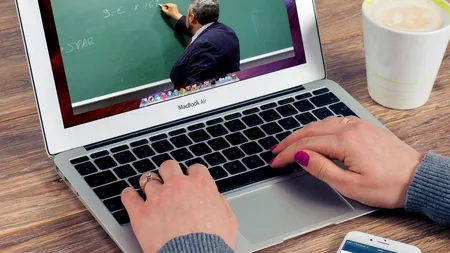 Ministerul Educației le interzice profesorilor să înregistreze cursurile de formare profesională desfășurate online