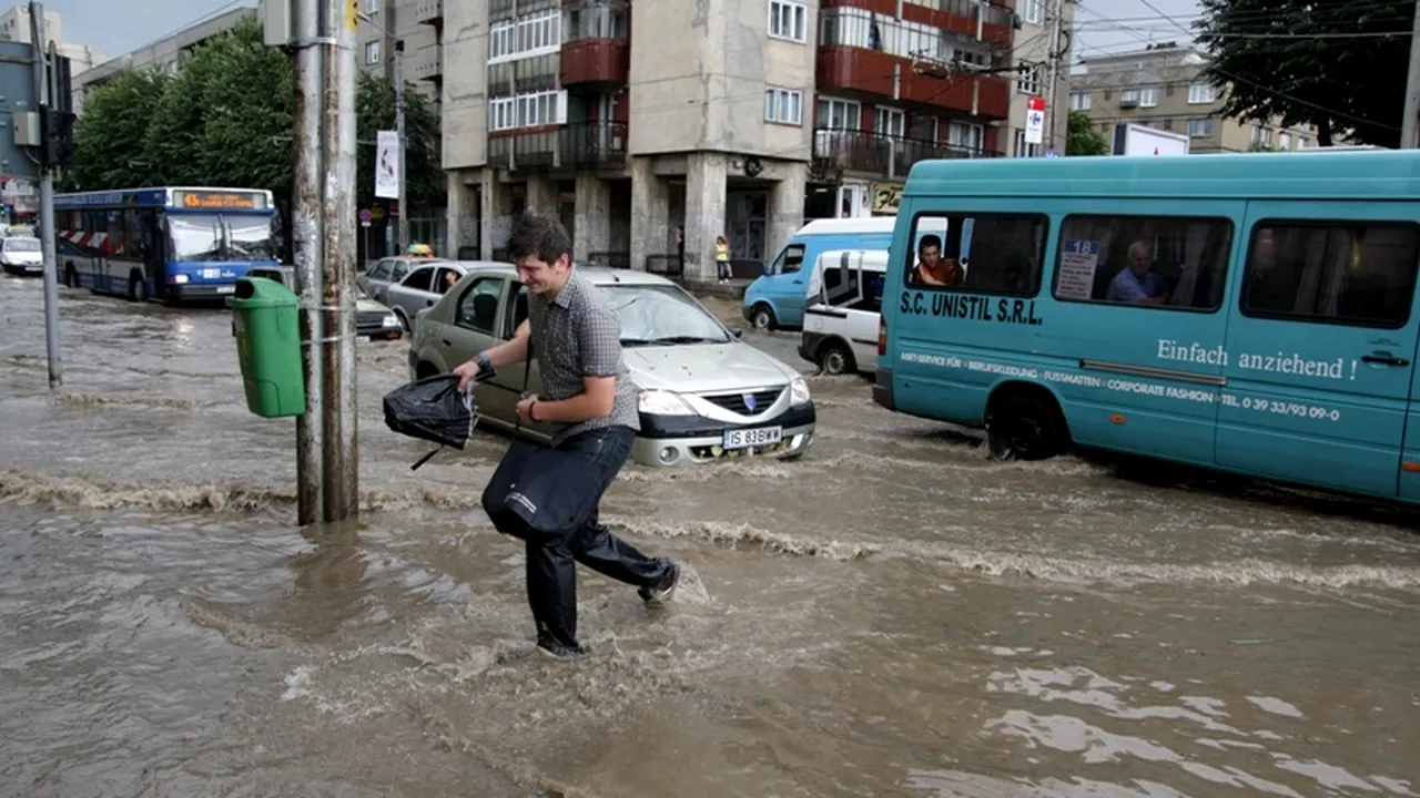 Copaci prăbușiți, mașini avariate și trafic îngreunat la Iași, în urma unei furtuni puternice