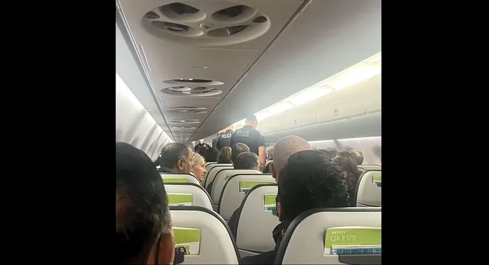 Un pilot a încercat să oprească motoarele unui avion în plin zbor