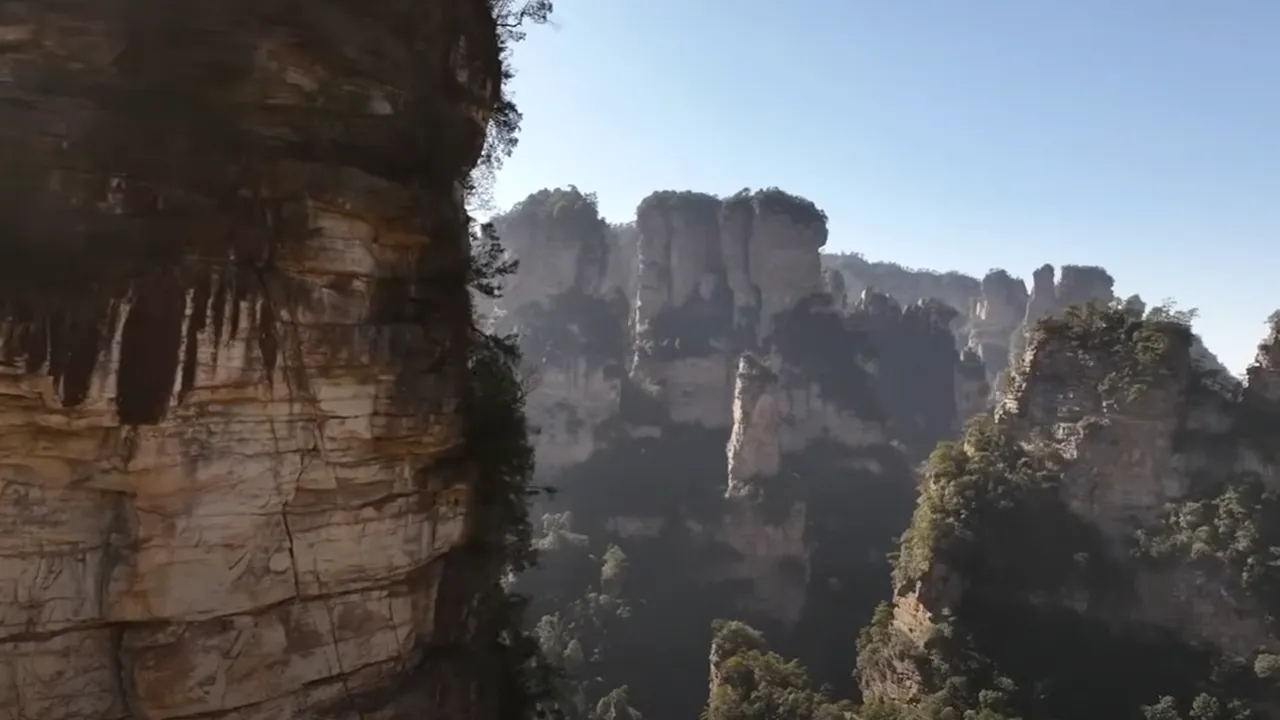 Munții care au inspirat filmul ”AVATAR”. Se trece pe un pod de sticlă și se ajunge la „Poarta Raiului”