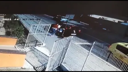 Imagini șocante la o grădiniță din Craiova. O mamă își ia copiii cu forța și îi duce într-o mașină (VIDEO)