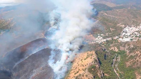 Incendiu violent lângă Marbella, Spania: 9.500 de oameni, avertizați să rămână în case. Peste 200 de pompieri mobilizați