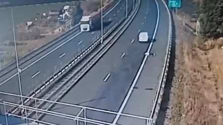 Un bărbat a SĂRIT dintr-o mașină care se afla în mers, după ce s-ar fi certat cu iubita