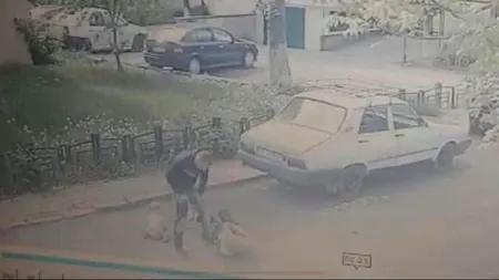 PIATRA NEAMȚ. Bătrână bătută și tâlhărită în plină stradă. Femeia ținea de mână un copil mic, când a fost atacată (VIDEO)