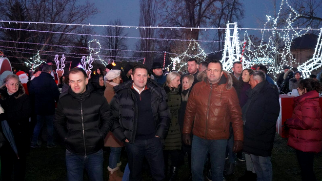 Scandal în Dâmbovița după organizarea unui târg de Crăciun chiar la poalele Turnului Chindiei. Petiție online și sesizare la Ministerul Culturii / Sursa foto: Gândul