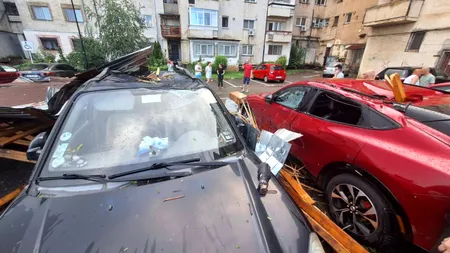 Noi imagini ale dezastrului după furtuna din Târgoviște. Acoperișuri smulse, mașini distruse și drumuri impracticabile
