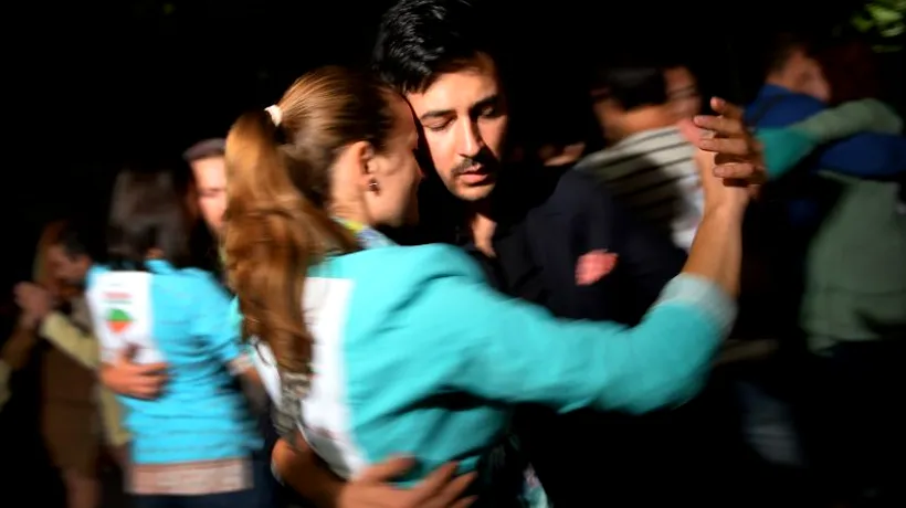 Dansatori de tango, într-un flashmob, la protestul privind Roșia Montană de la Universitate