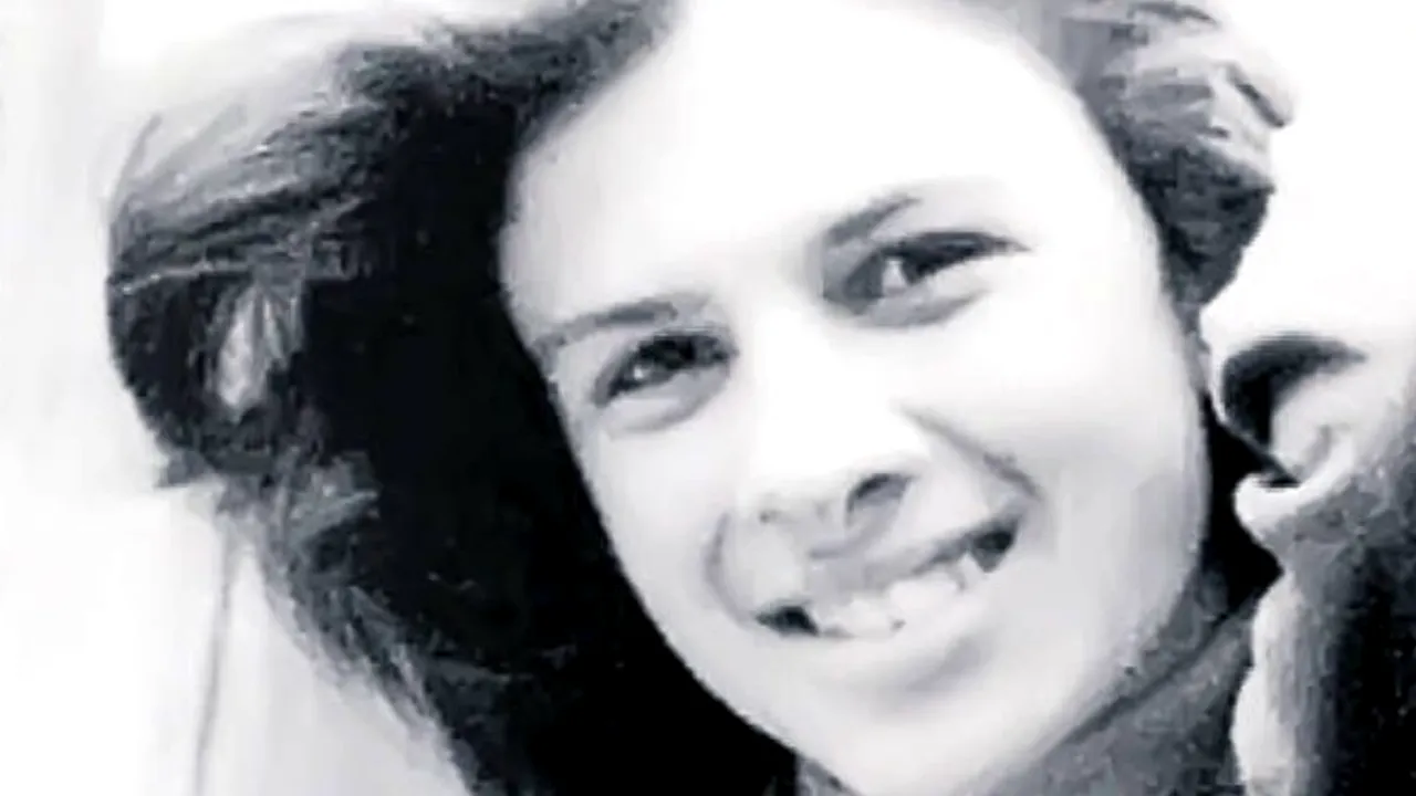 Această tânără din fotografie este astăzi, probabil, cea mai iubită vedetă din România. O recunoști?