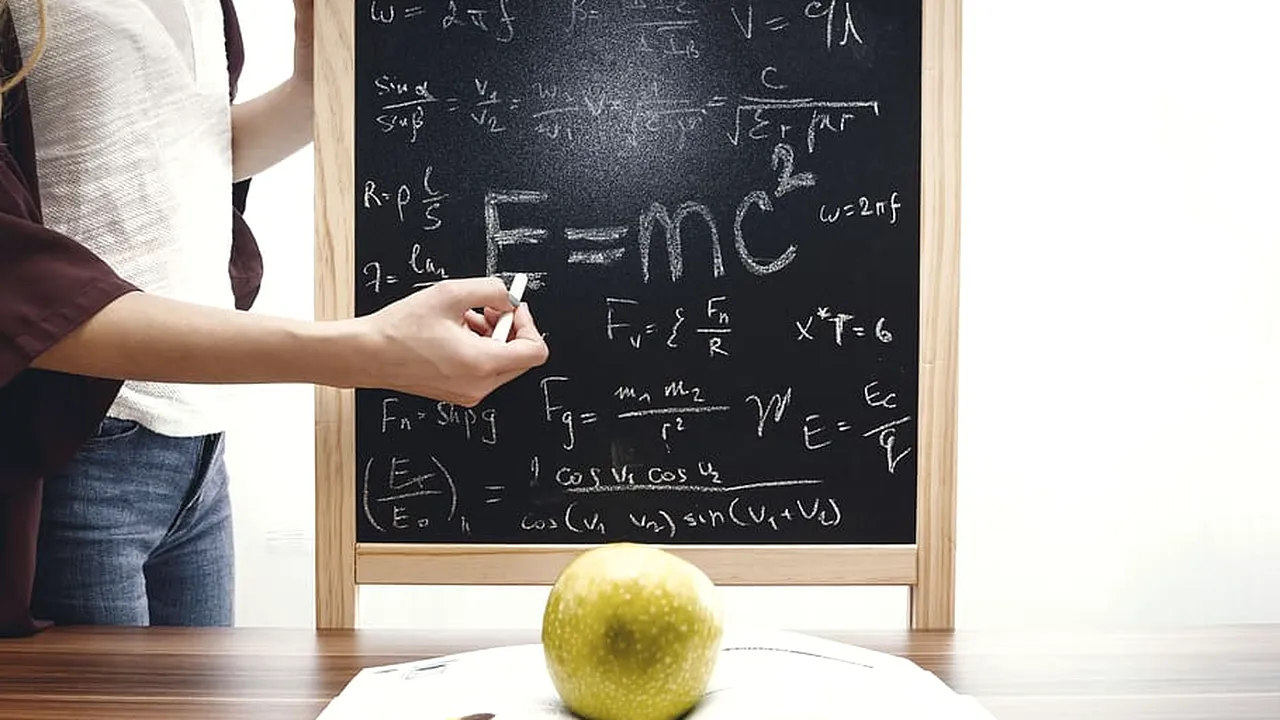 Motivul uluitor pentru care o profesoară a fost concediată de la școala unde preda. Ce trebuia să le facă elevilor, a fost DE NECONCEPUT pentru ea!