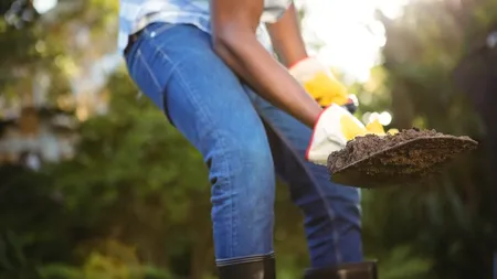 Un tânăr a luat o decizie radicală după o ceartă cu părinții. De 6 ani își sapă singur o CASĂ subterană cu living, Wi-Fi și un dormitor confortabil