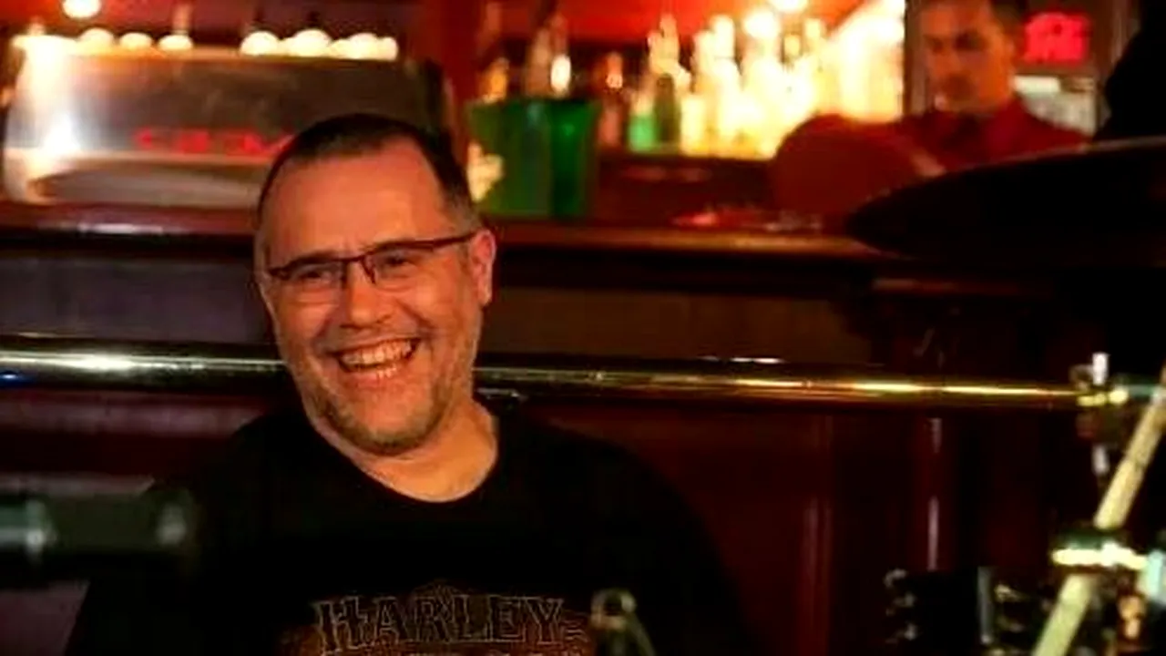 Fața necunoscută a publicitarului Naumovici: este toboșar și trupa lui cântă coveruri în acest weekend în București