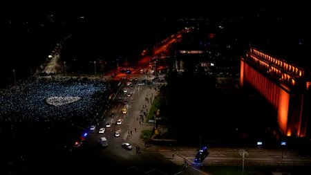 Mii de oameni la MITINGUL pro-european. Piața Victoriei a devenit o mare de albastru când oamenii au aprins luminițe și au cântat Imnul UE