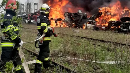 Incendiu puternic la un centru de colectare a fierului vechi! Garda de Mediu a fost alertată imediat - FOTO/VIDEO