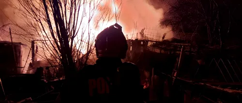 FOTO-VIDEO | Sfârșit tragic pentru un bărbat orb, imobilizat la pat. Casa i-a ars ca o torță, iar el a MURIT carbonizat