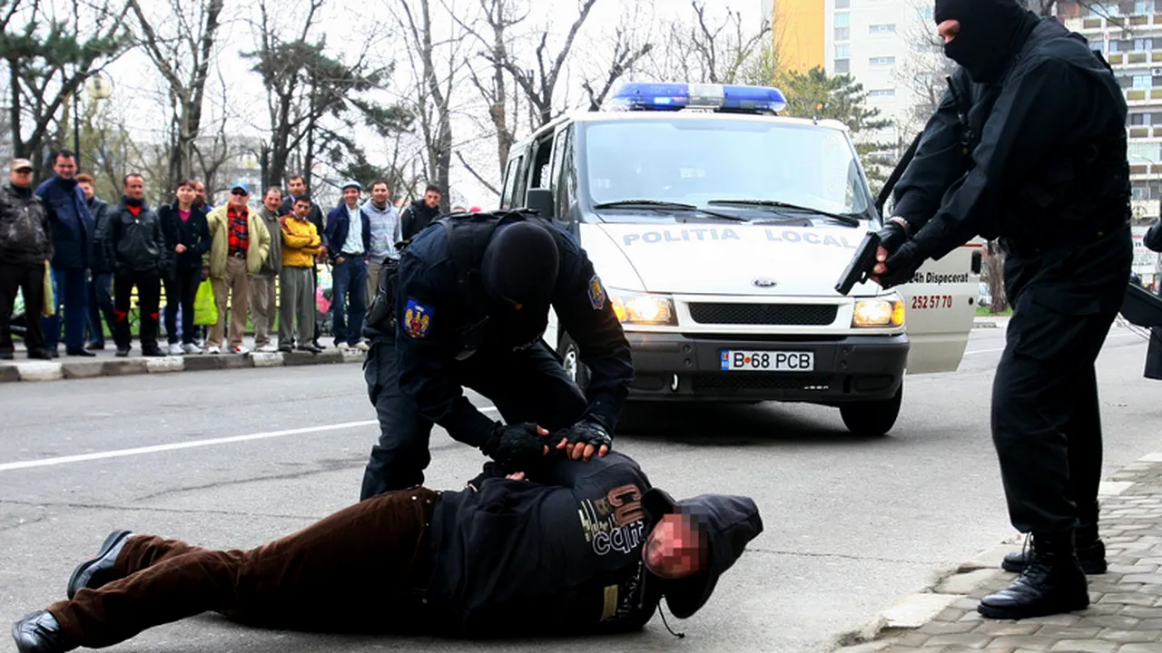 Hoți prinși în flagrant în timp ce spărgeau mașina senatorului Valentin Gigel Calcan prin metoda 