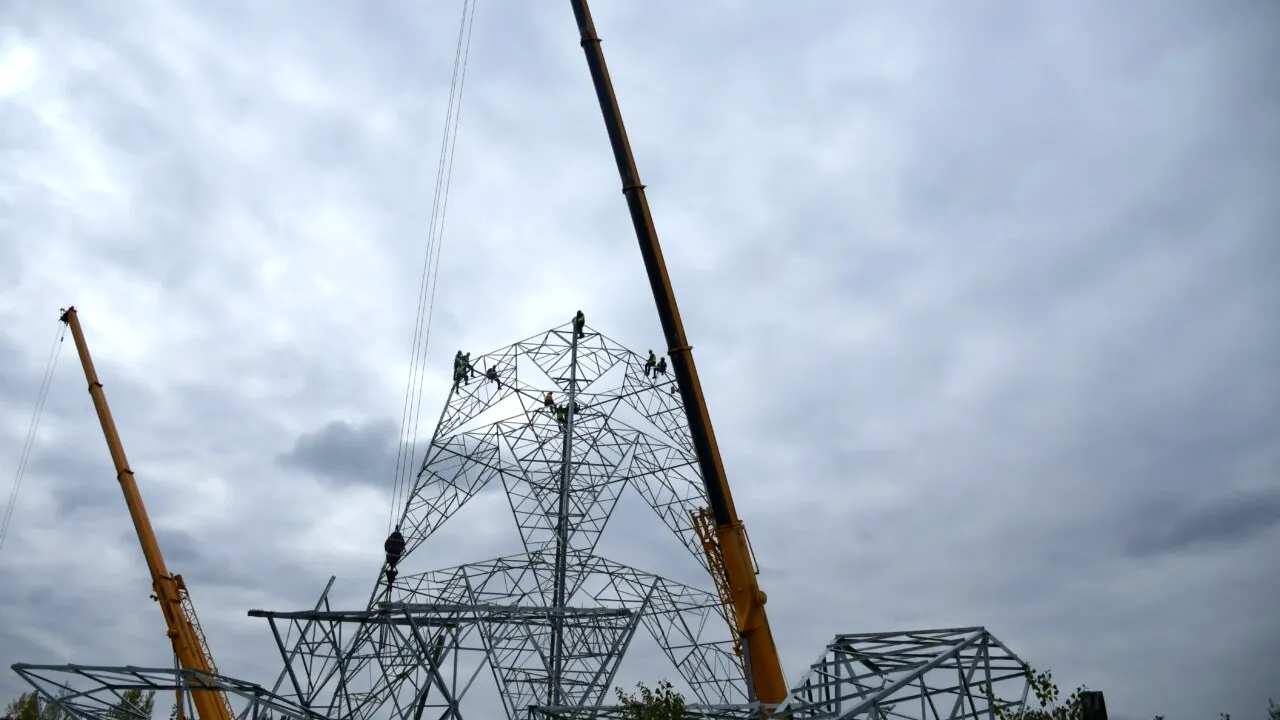 O nouă Linie ELECTRICĂ Aeriană de înaltă tensiune, de 31 km, aproape de finalizare. Urmează lucrările la tronsonul care traversează un braț al Dunării