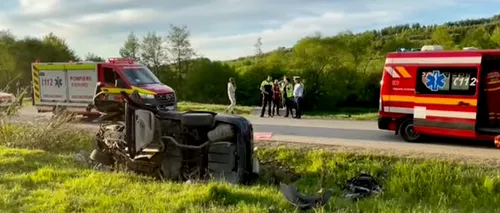 Trei persoane au fost rănite pe un drum din Bistrița-Năsăud, după ce mașina în care se aflau a lovit un cap de pod. Șoferul nu avea permis auto (VIDEO)