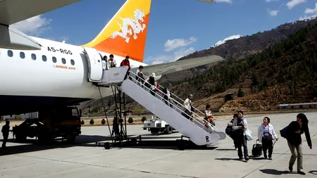 FOTO+VIDEO. Cum arată cel mai periculos aeroport din lume. Doar opt piloți au voie să aterizeze aici