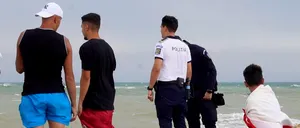 Turiştii de pe litoral care IGNORĂ steagul roșu sunt ţinuţi pe mal cu poliţiști și amenzi. „Trebuie să intrăm dacă am venit la mare, nu?”
