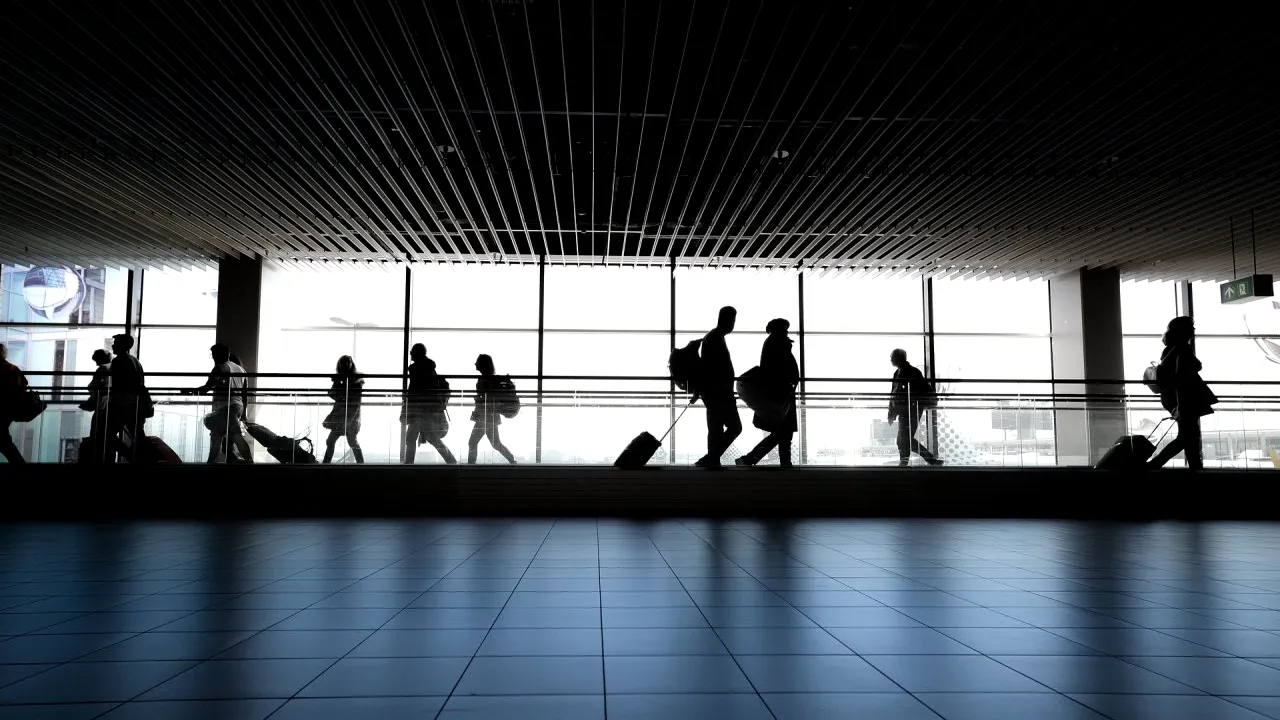 COVID-19. Companiile aeriene trebuie să îmbunătăţească gestionarea anulărilor de zbor, spune Comisia Europeană