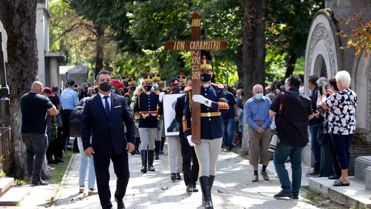 „Te iubesc, tată! Nemuritor pentru mine”. Ultimul drum al lui Ion Caramitru, în ropote de aplauze și salve de pușcă (FOTOREPORTAJ)
