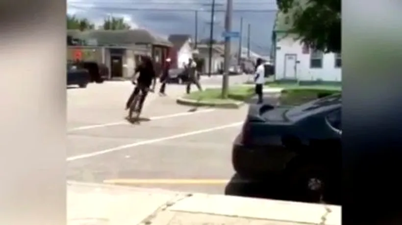 I-a furat bicicleta din față, însă totul a luat o întorsătură neașteptată. Ce a pățit hoțul după câteva secunde pare desprins dintr-un film. VIDEO 
