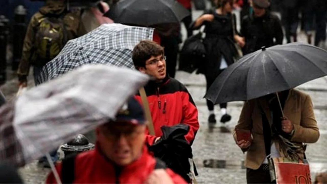 VREMEA. Lapoviță și ninsori în majoritatea țării, în weekend