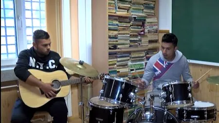 DIZGRAȚIAȚII. Condamnați pentru omor, reabilitați prin muzică și poezie: „Se aud pași care vin spre mine, / Aș vrea să am aripi, să zbor în cer unde este mai bine