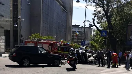 ULTIMA ORĂ. Accident grav în București: Două mașini s-au ciocnit puternic, iar una dintre ele s-a răsturnat