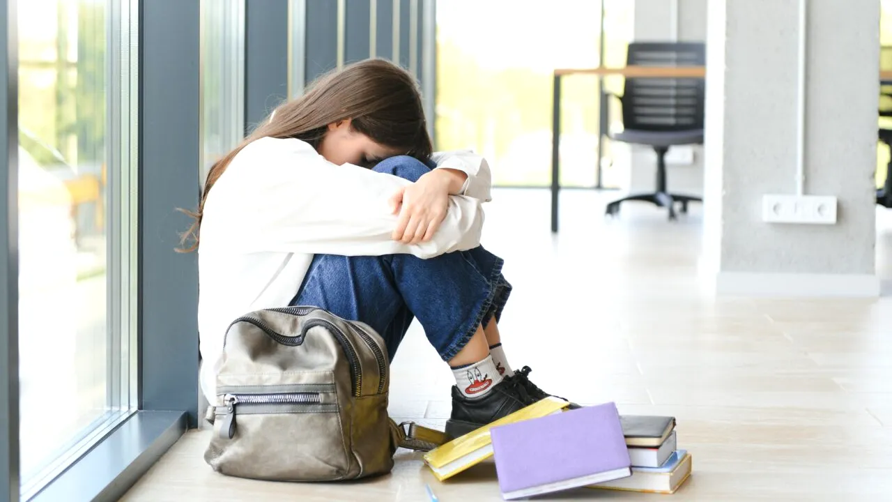 Salvați Copiii și World Vision România solicită Guvernului menținerea burselor sociale pentru elevi și în perioada vacanțelor
