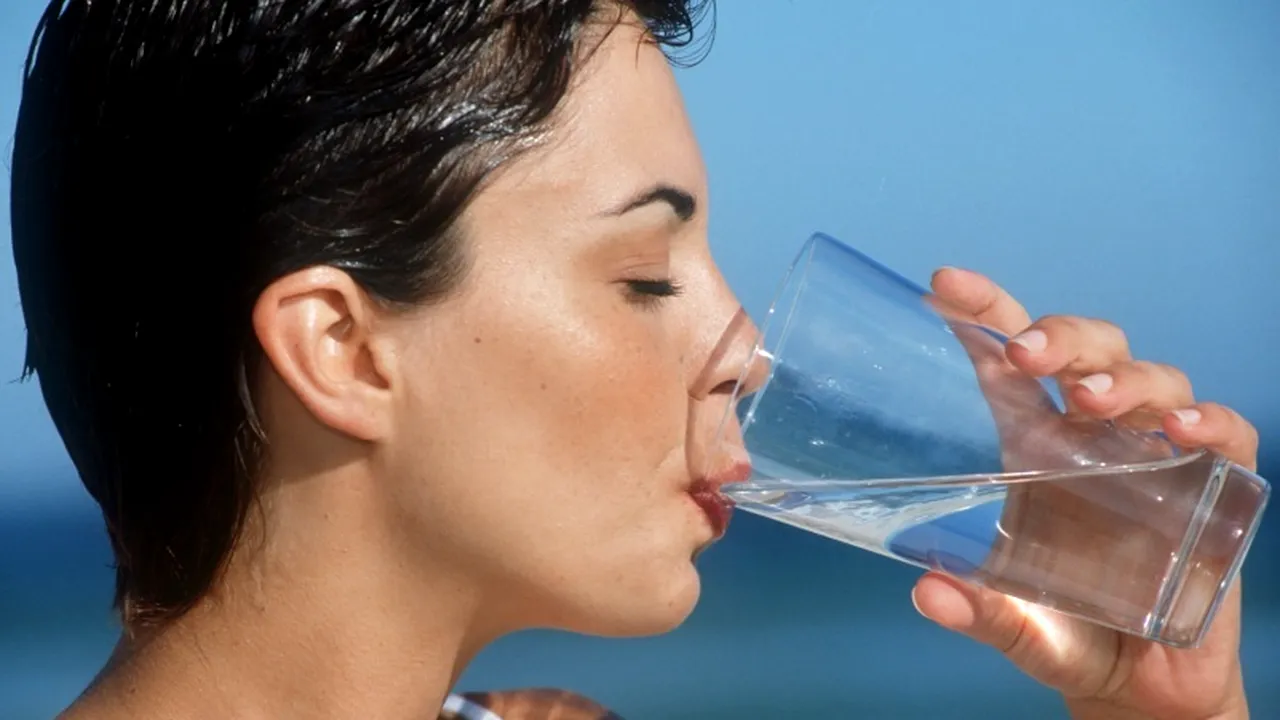 De ce este bine să bei un pahar cu apă în fiecare dimineață, pe stomacul gol