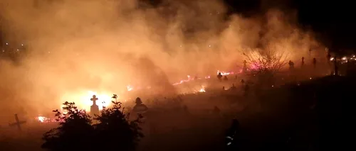 Incendiu într-un cimitir din județul Tulcea. De ce au izbucnit flăcările | VIDEO