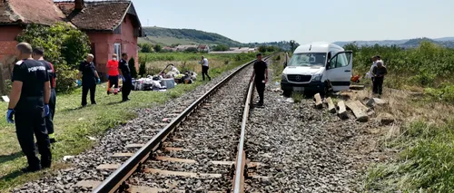 Cluj: Un tren a lovit un microbuz. Opt persoane au fost transportate la spital. A fost chemat elicopterul SMURD