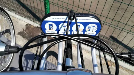 Prima stație inteligentă de biciclete din țară NU POATE FI FOLOSITĂ. De două luni, Primăria nu a finalizat PROCEDURILE