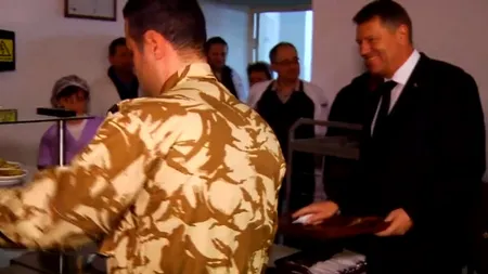 Iohannis a vizitat Batalionul 33 Vânători de Munte Posada și a mâncat la popotă alături de militari