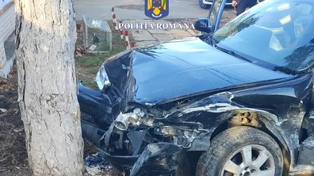 Mașină FURATĂ din Caracal, urmărită cu focuri de armă. Bărbatul de la volan a reușit să lovească cinci autoturisme parcate și două mașini de poliție