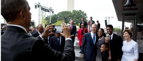 George W. Bush l-a întrerupt pe Obama pentru a-l ruga să îi facă o poză. Filmarea a devenit virală