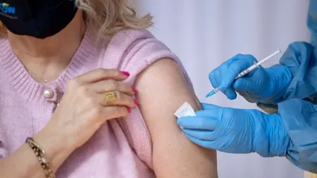 Ce se întâmplă cu cetățenii care s-au vaccinat anti-COVID-19 cu prima doză în străinătate. CNCAV: Pot face rapelul în România