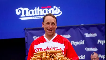 Cine este bărbatul care de 16 ani mănâncă, pe 4 iulie, peste 60 de hotdogi în 10 minute