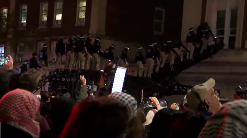 Intervenție în forță a polițiștilor din NEW YORK împotriva studenților protestatari pro-palestinieni de la Universitatea „Columbia”