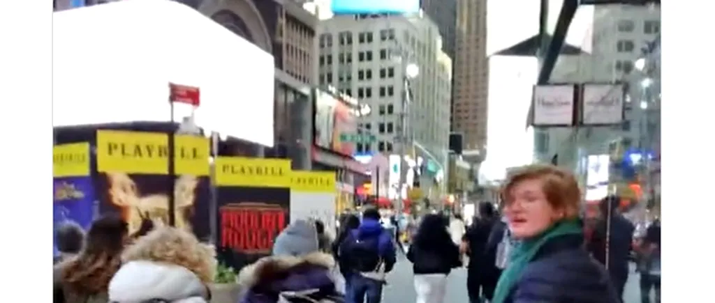 VIDEO | Panică pe Times Square. O explozie într-un cămin de vizitare a fost urmată de mai multe incendii