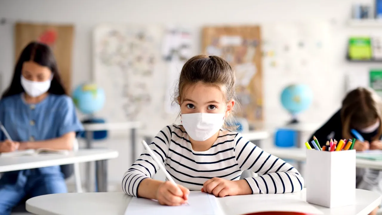 8 ȘTIRI DE LA ORA 8. Elevii revin la școală cu prezență fizică în două scenarii, în funcție de rata de infectare cu SARS-CoV-2