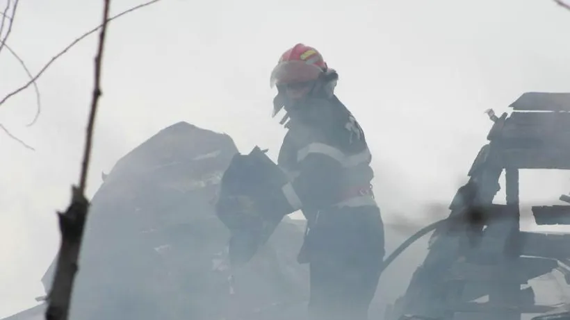 Un incendiu izbucnit la depozitele de materiale reciclabile și de construcții din Orăștie a fost stins după cinci ore