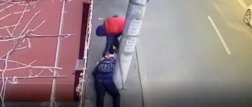 Bărbat inconștient, jefuit de un tânăr de 20 de ani! Victima căzuse pe stradă - VIDEO